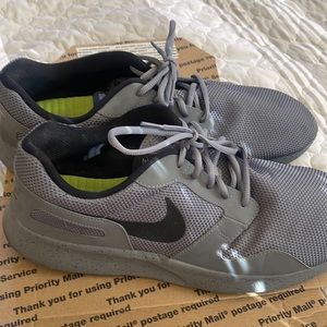 Nike sneakers gray men’s size 15 good condition!